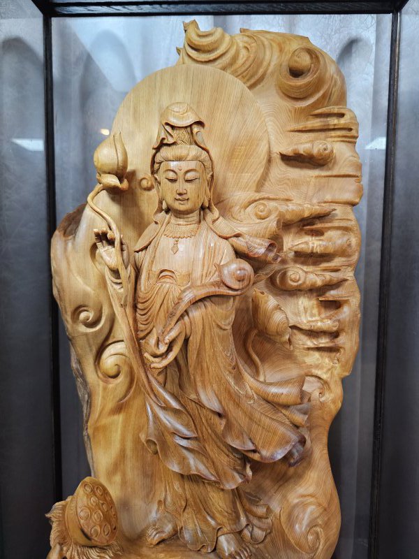 慈悲持蓮觀音